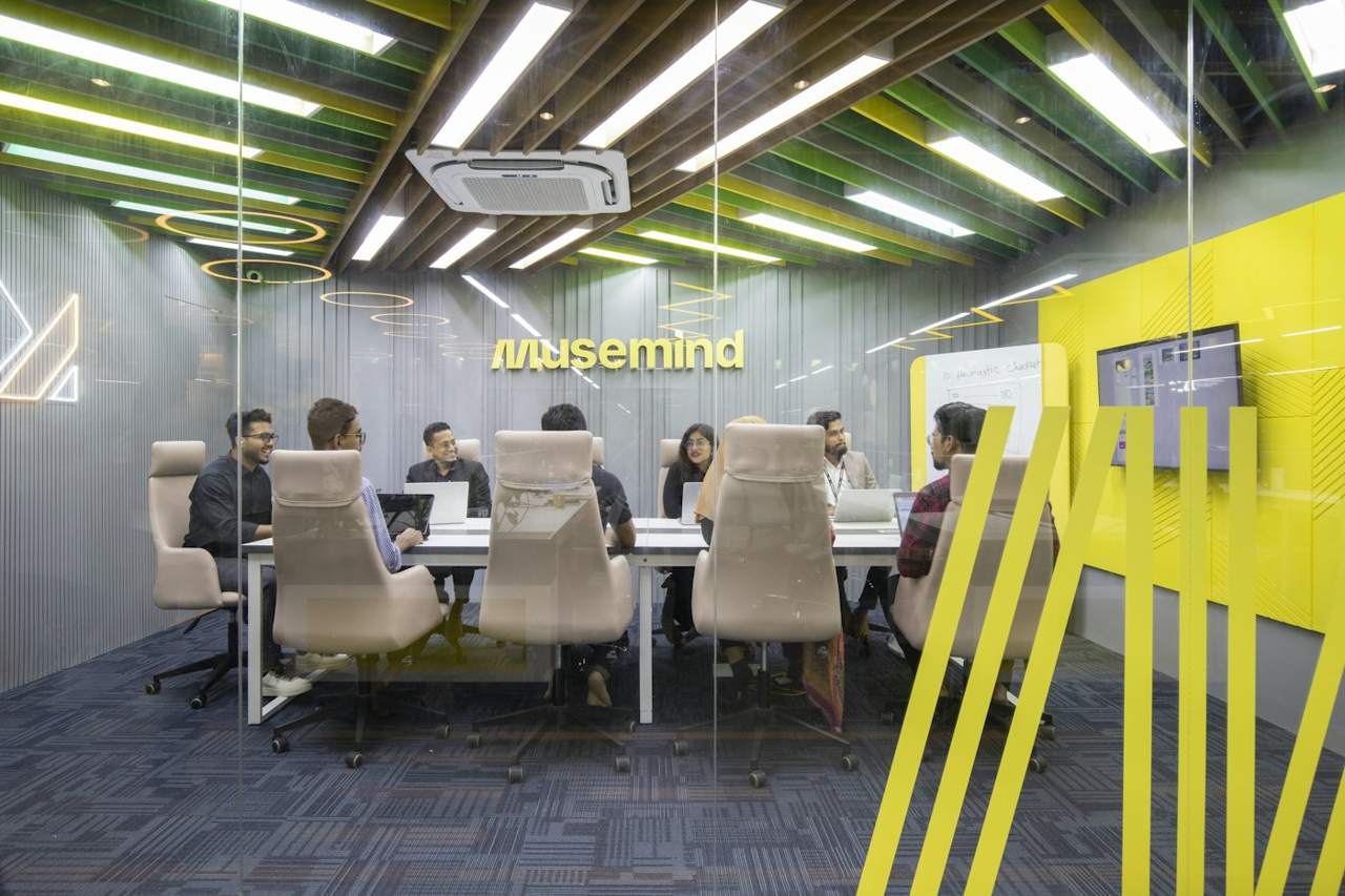 Consulenti al lavoro con un cliente